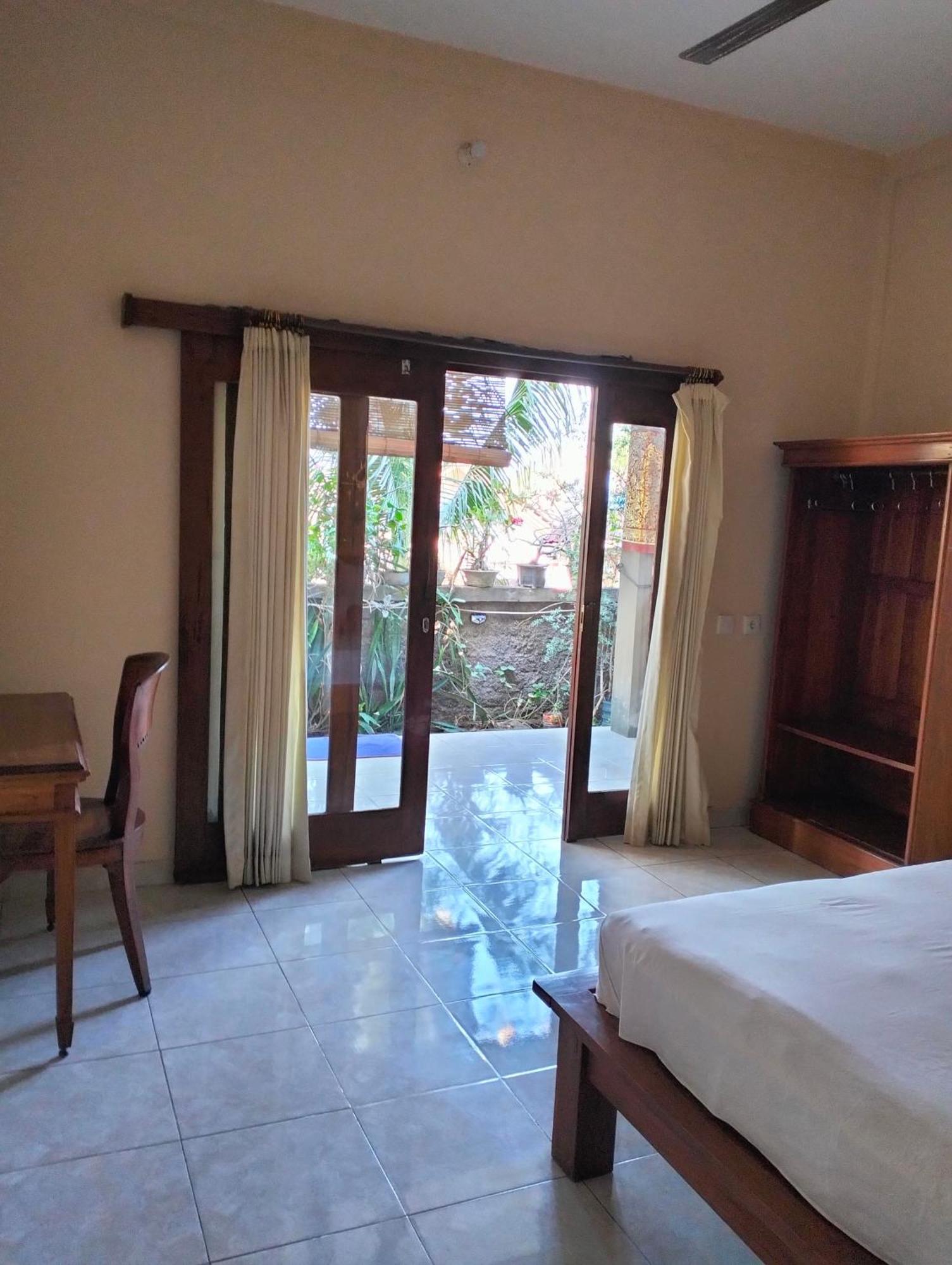 Dharma Yoga Homestay Dan Hostel アメッド エクステリア 写真